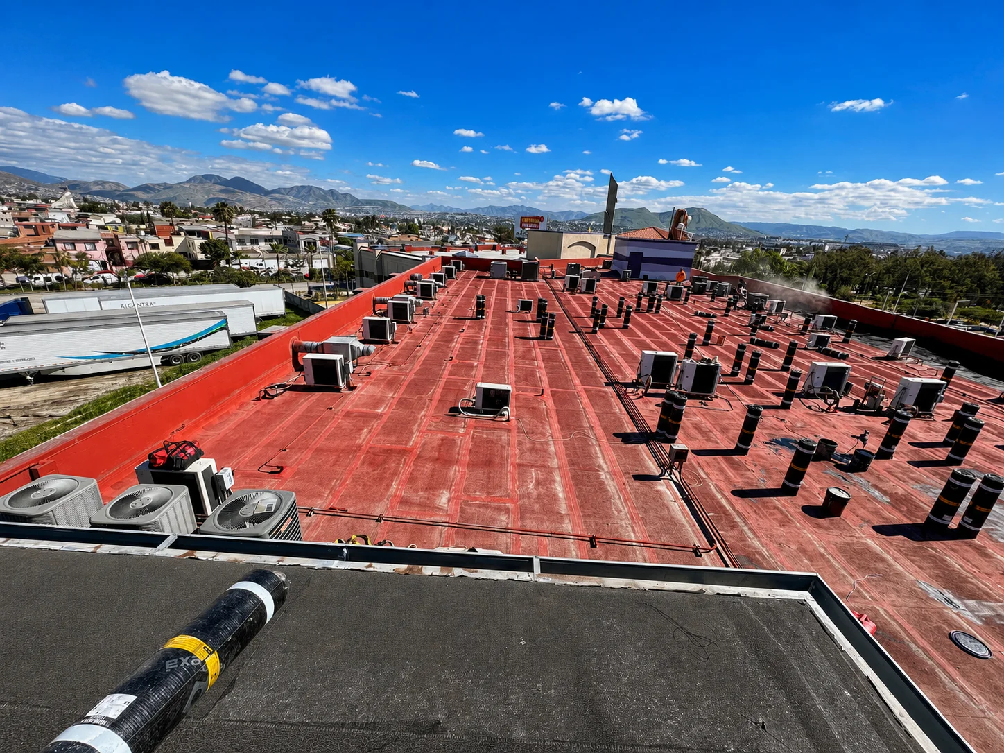 Reparación de techumbre de lámina en obra industrial de Tijuana